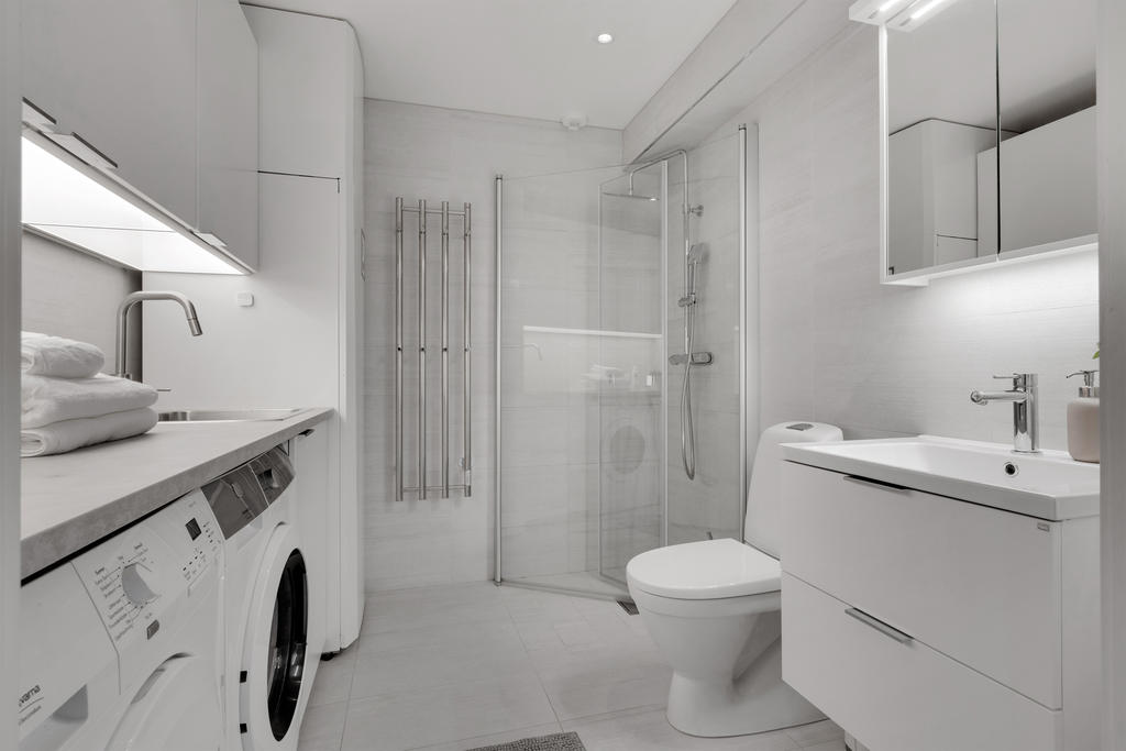 Fräscht badrum med tvättavdelning