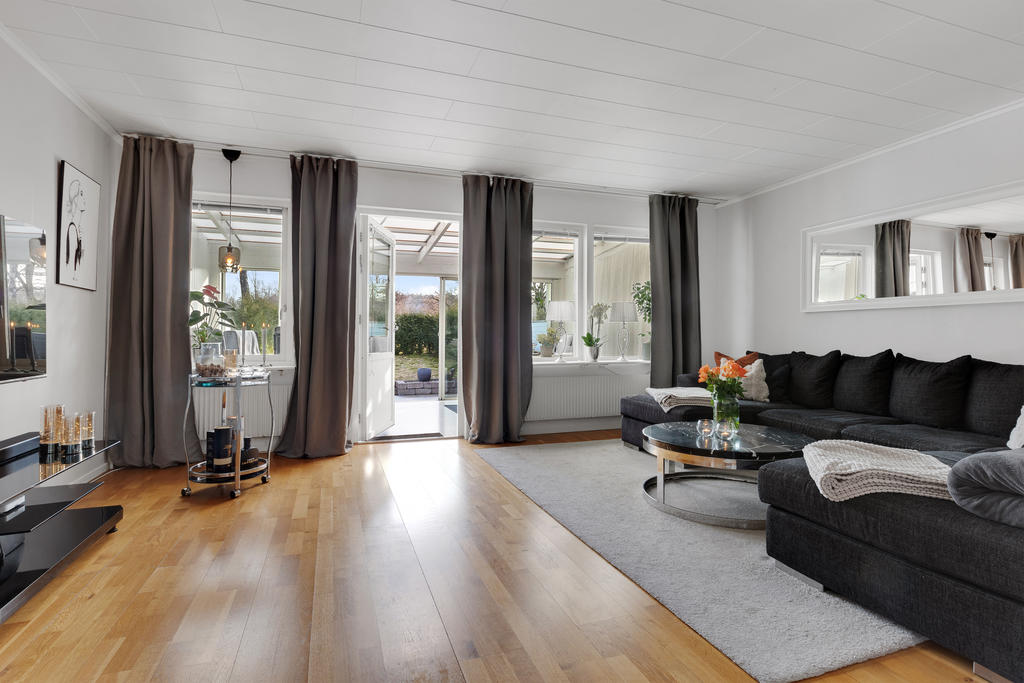 Vardagsrum med utgång till stort uterum 