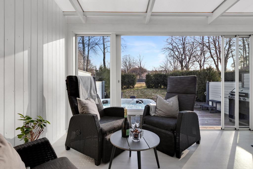 I anslutning till uterummet når du altanen och gräsmattan