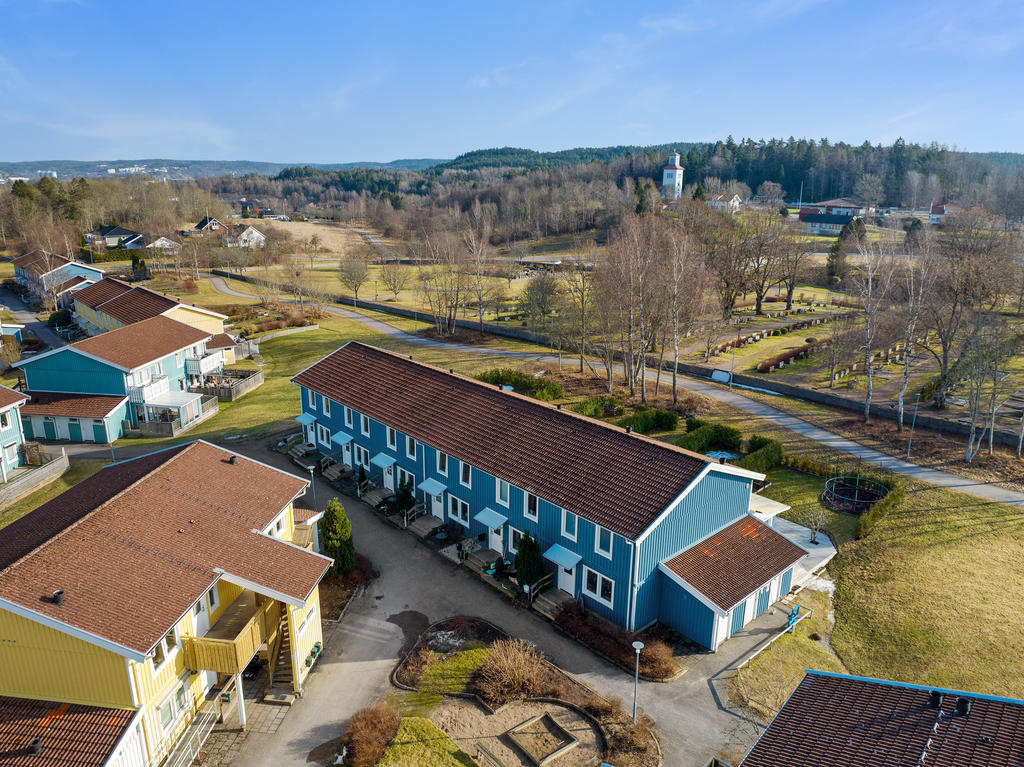 Förråd finns i gaveln på huset