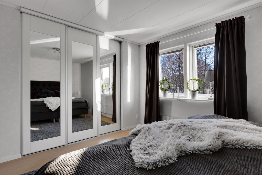 Garderobslänga med skjutdörrar med speglar