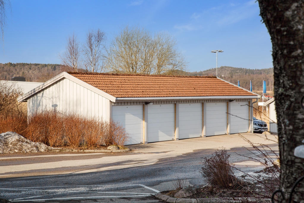 Garage med elbilsladdare som hör till bostaden