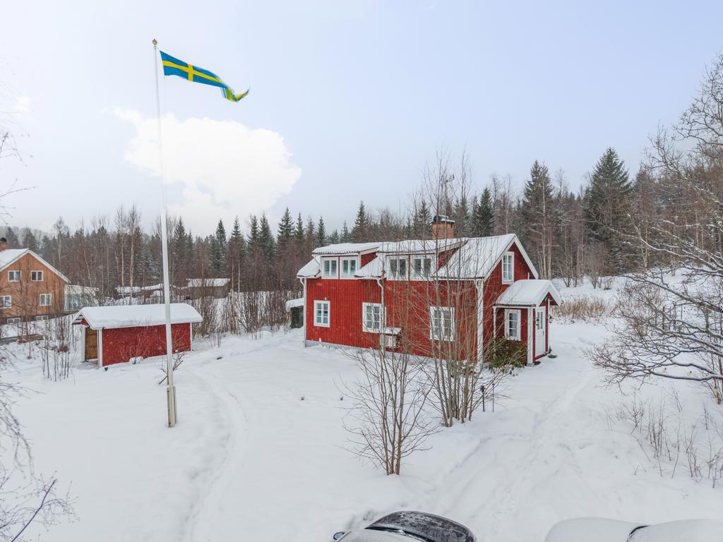 På en generös naturtomt om hela 4 825 kvm, med skogen som närmaste granne, erbjuds här ett rofyllt och naturnära läge där lugnet verkligen får ta plats.