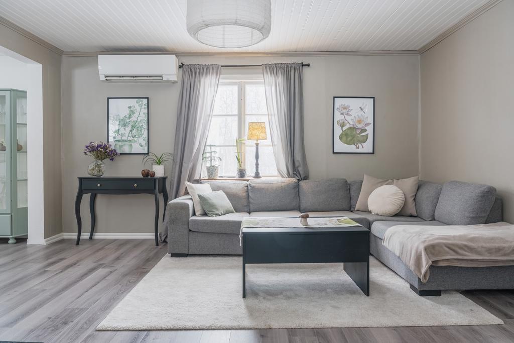 Trivsamt vardagsrum med gott om plats för större soffgrupp.