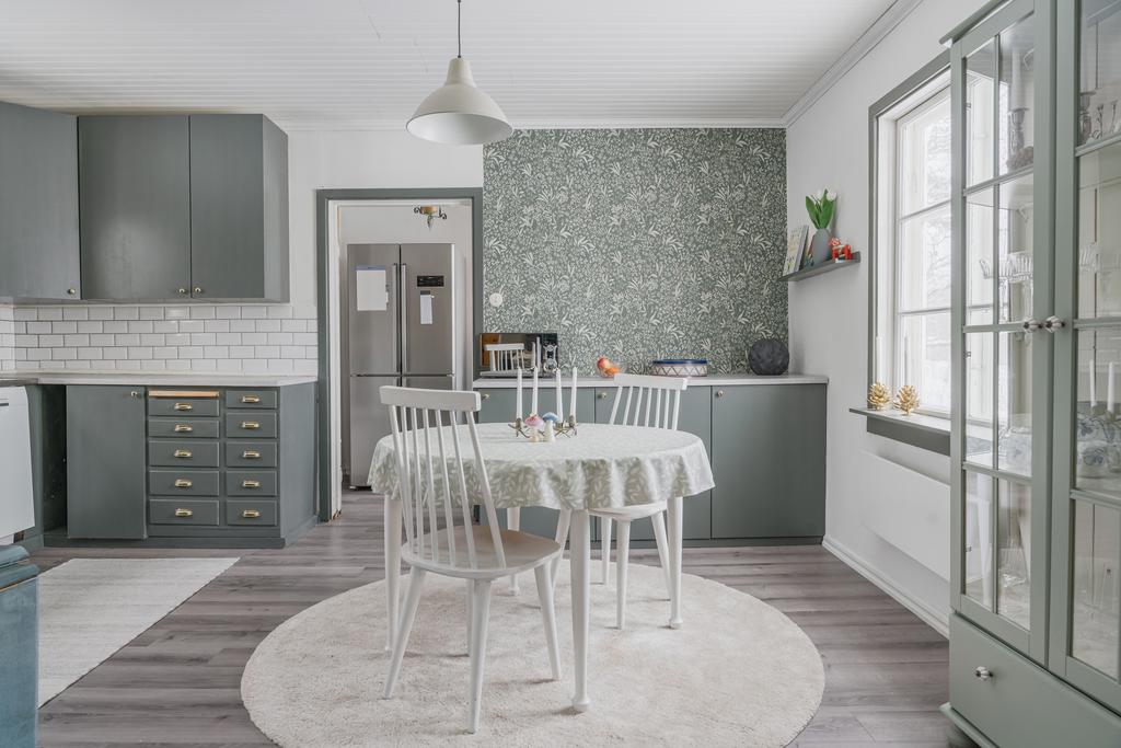 I anslutning till vardagsrummet ligger köket med naturlig plats för matgrupp. Här möts du av en trivsam miljö med gott om förvaring och arbetsytor, samt en öppen känsla mellan sällskapsytorna.