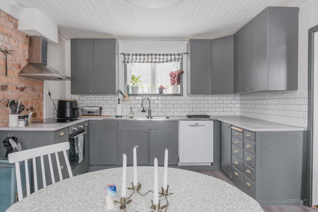 Trivsamt kök med gott om förvaring och generösa arbetsytor.