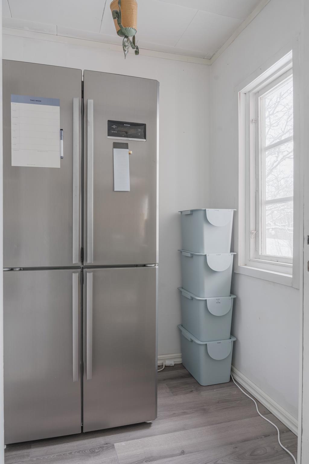 Här finns fullstor kyl och frys samt praktisk yta för källsortering.