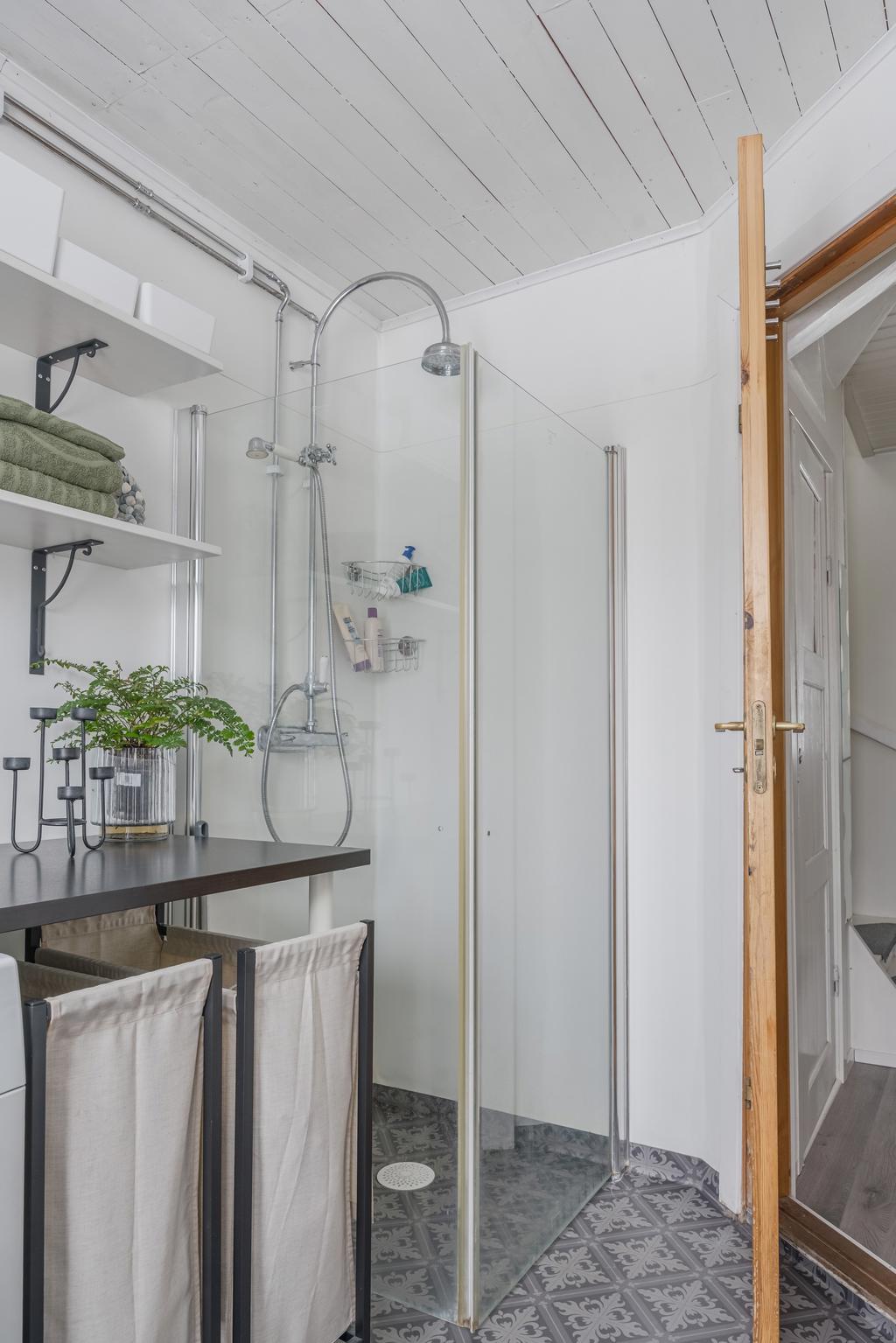 Duschhörna med glasväggar som ger en luftig känsla.