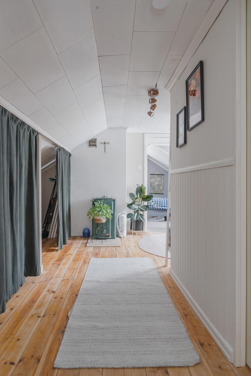 Här finns gott om förvaring i anslutning till allrummet på övre plan.