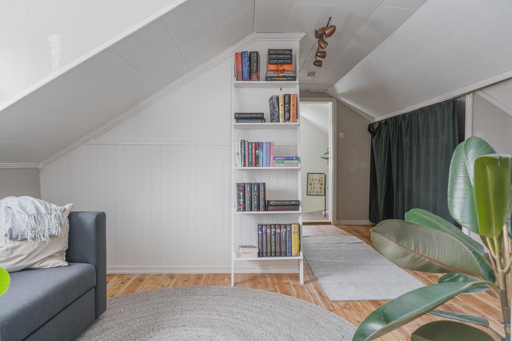 Från allrummet nås hallen och trappan. Snedtak och trägolv skapar en varm och ombonad känsla.