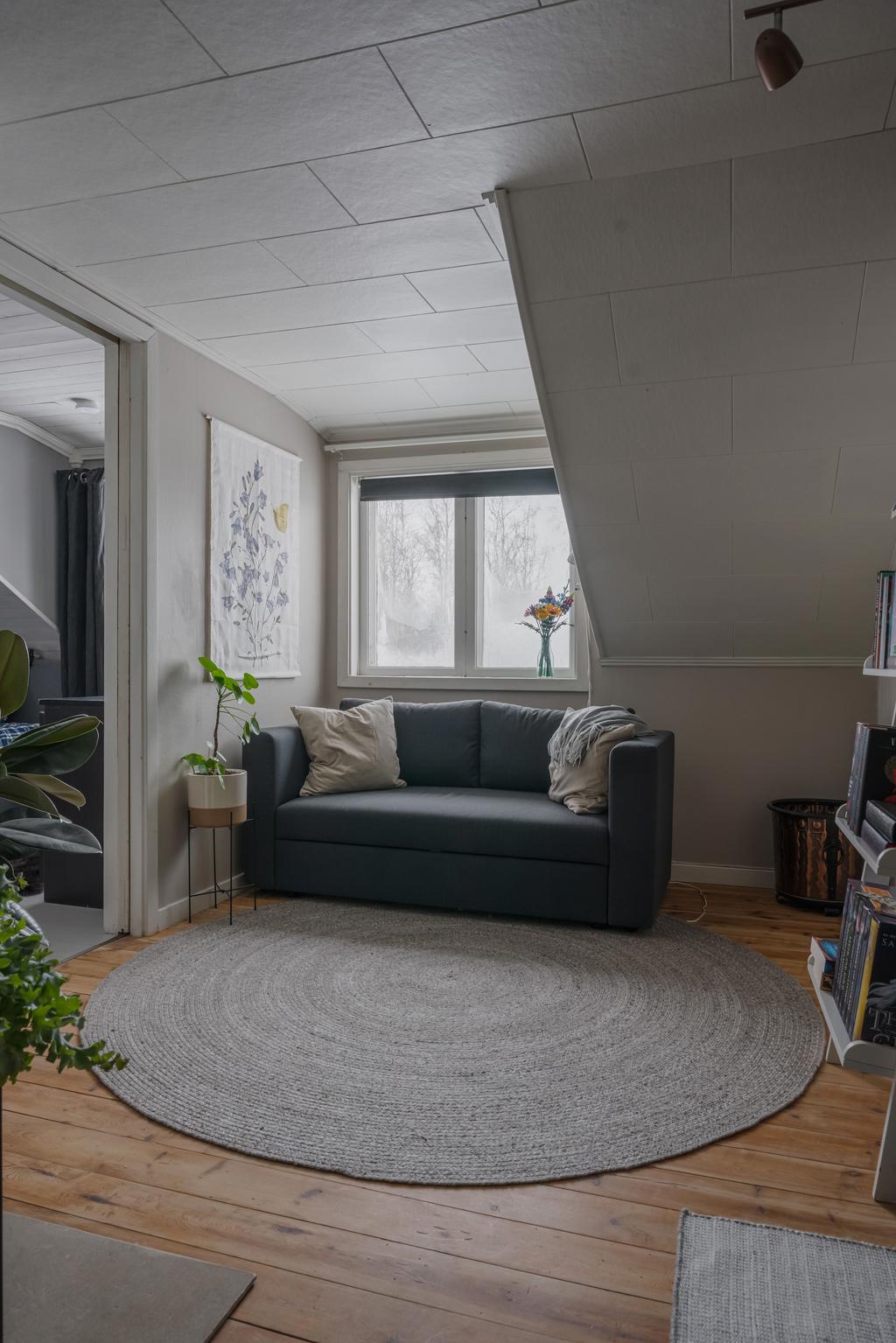 Allrum på övre plan som lämpar sig fint för soffgrupp eller som en mysig läshörna.