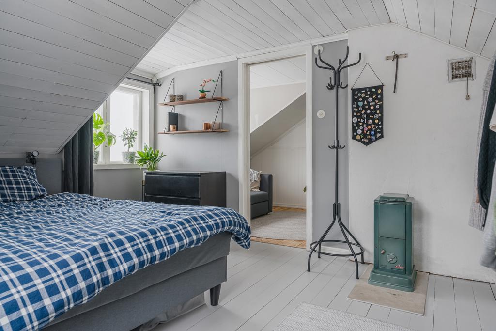 Även i sovrummet finns en kamin som bidrar med både värme och karaktär!