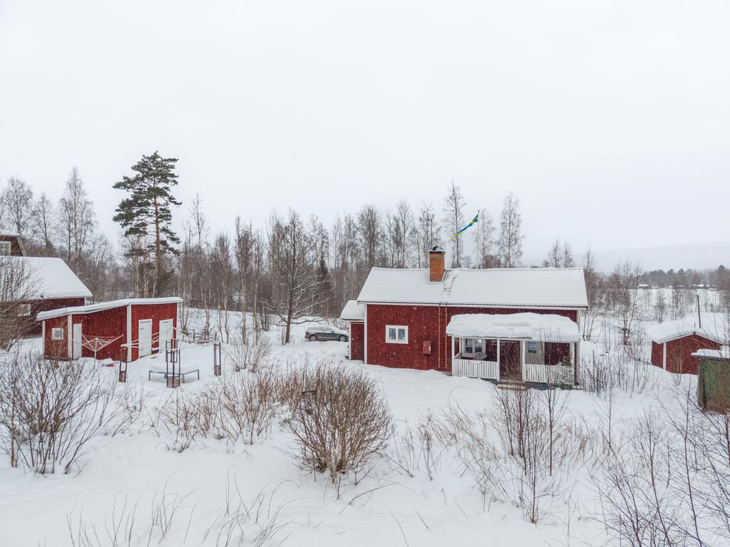 På tomten finns förråd samt kallgarage som ger praktiska förvaringsmöjligheter och plats för bil eller redskap.