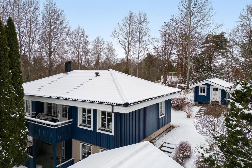 På tomten finns även en friggebod och carport