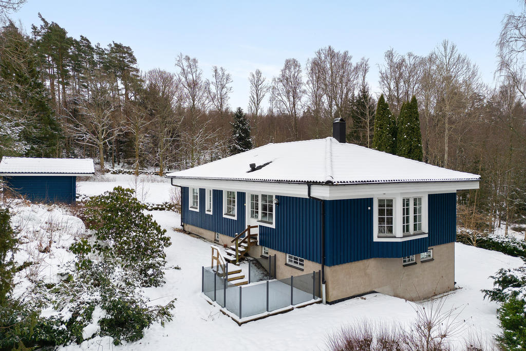 Högt och fint läge med utsikt mot skogen från alla rum