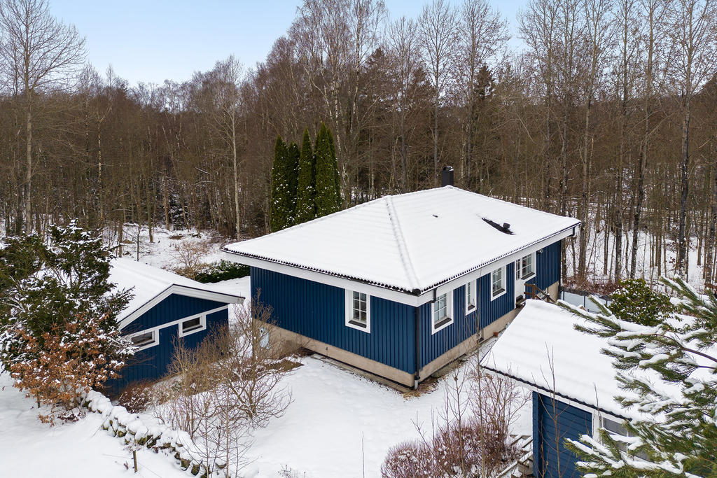 Här bor du i ett lugnt område intill naturen och nära till det mesta som Kungsbacka stad erbjuder. Välkommen! 