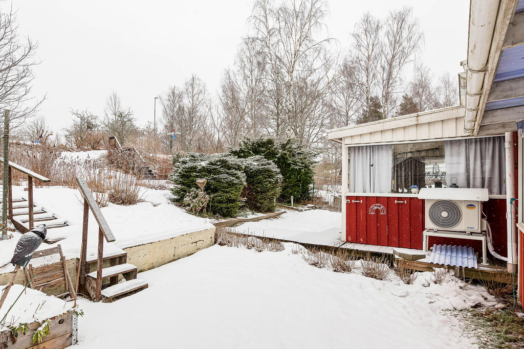 Baksidan med uterum och trädgårdstäppa