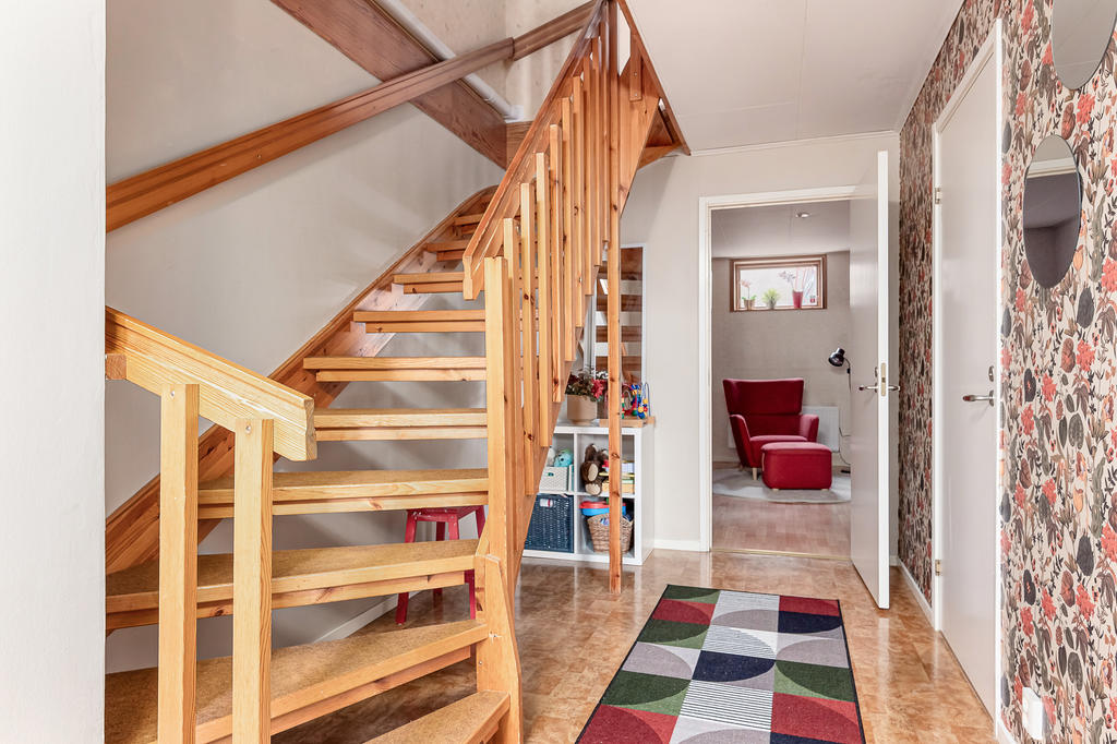 Hallen med trapp upp