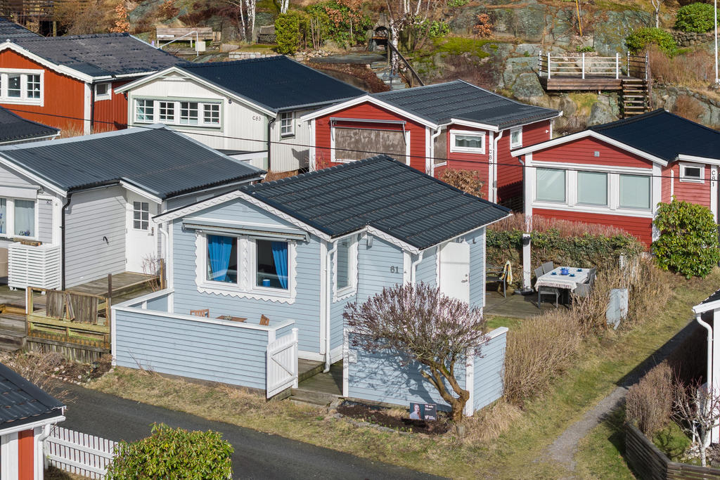 Välkommen till underbara C 61. Här erbjuds fina utemiljöer med både altan och gräsmatta. Bakom ligger ett skogsparti