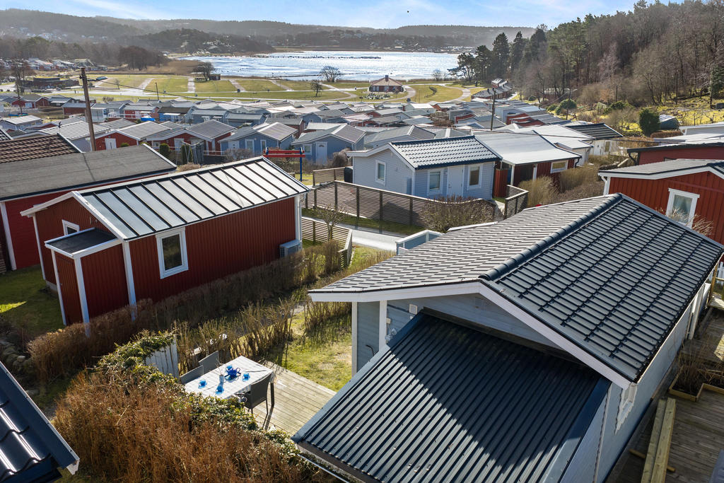 framför stugan ligger Askimsviken. Fin utsikt från altanerna, men även från vardagsrummet