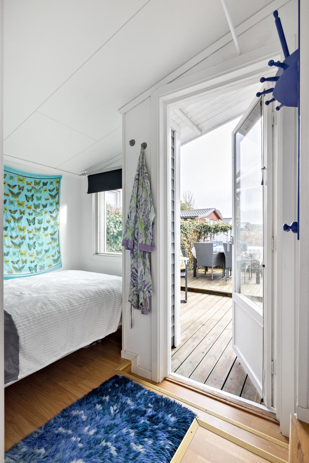 Från sovrummet kommer ni ut till altanen