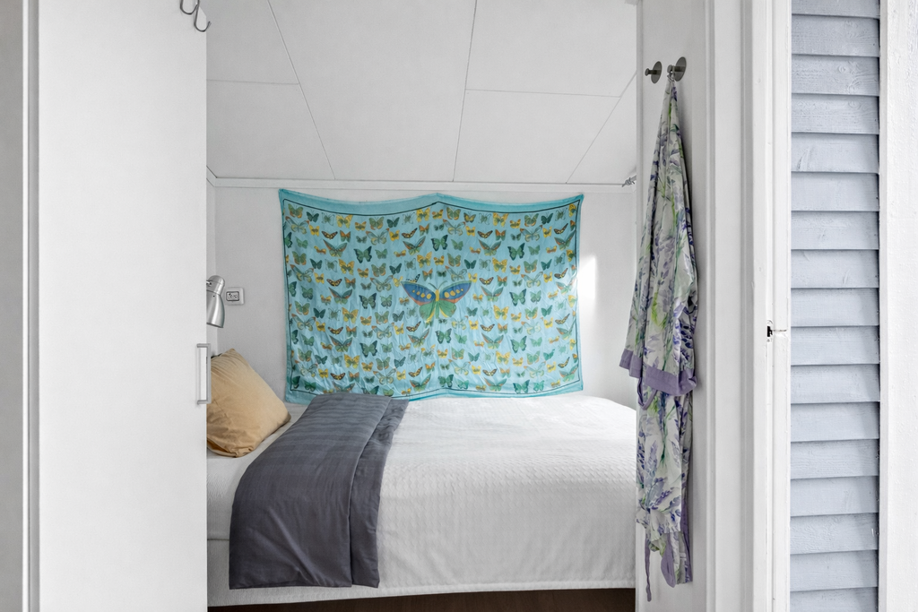 En halvtrappa ned finner ni sovrummet. Här finns även en garderob till förvaring