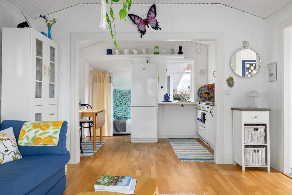 I kök, vardagsrum och sovrum ligger ett enhetligt parkettgolv. Vita väggar