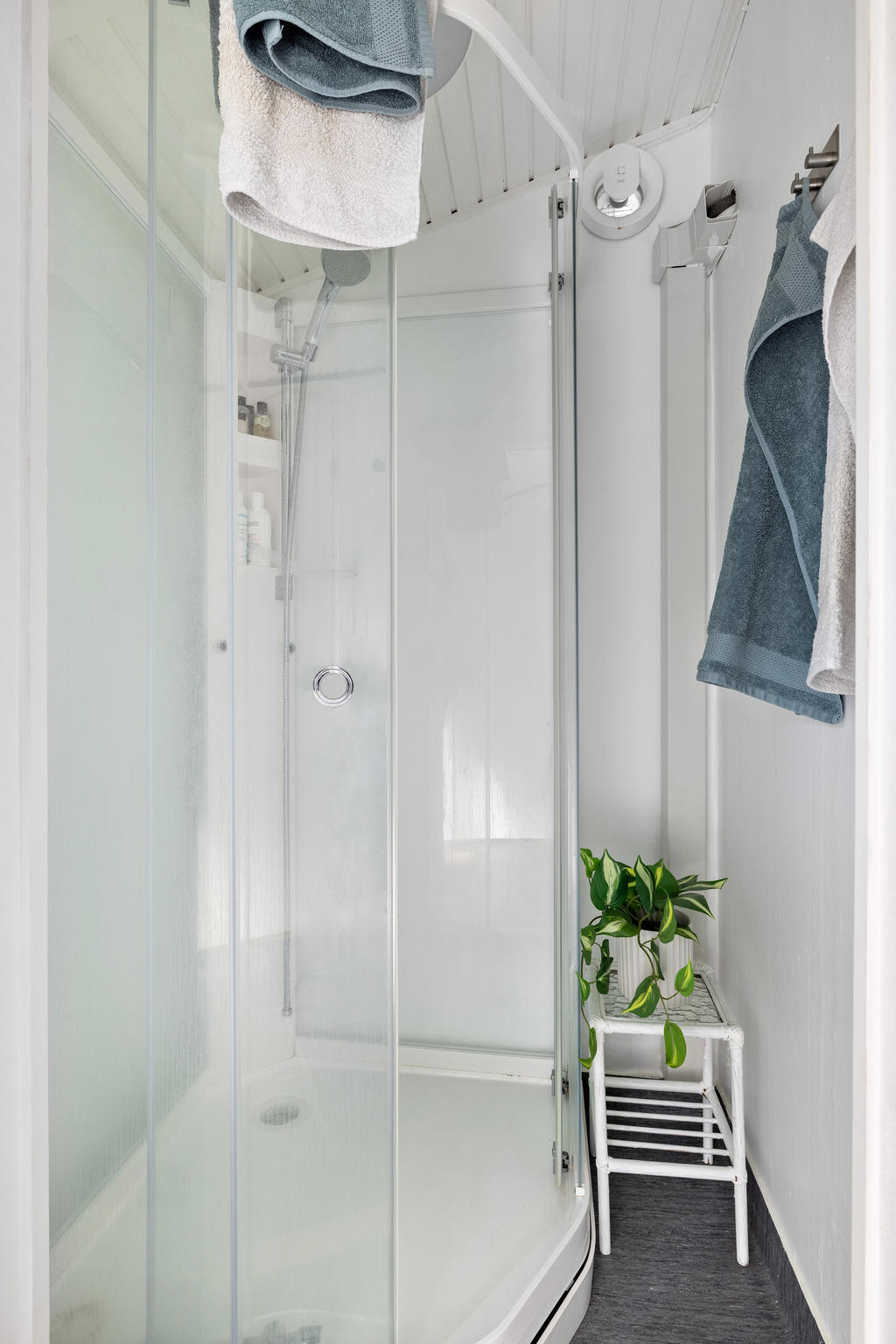 Separat duschrum med kabin. Nås från entréhallen