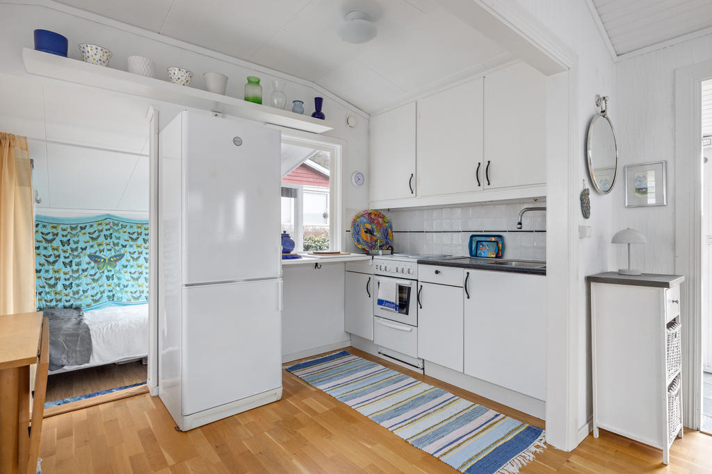 Köket är utrustad med spis, ugn, diskho  och kyl/frys. Vädringsfönster