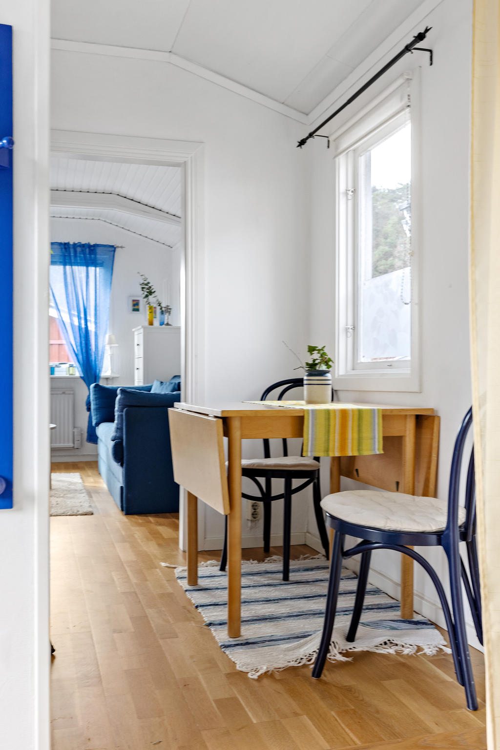 Matplats i köket framför fönstret