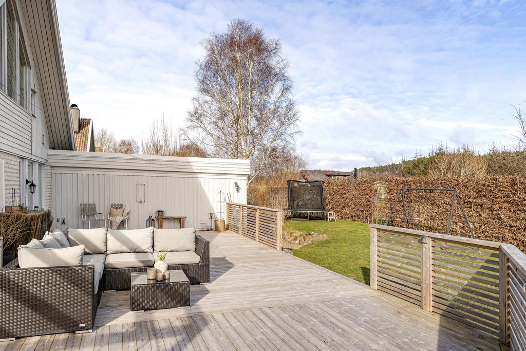 Altanen har gott om utrymme för sociala tillställningar och här njuter ni av solen under dagtid under våra härliga årstider 