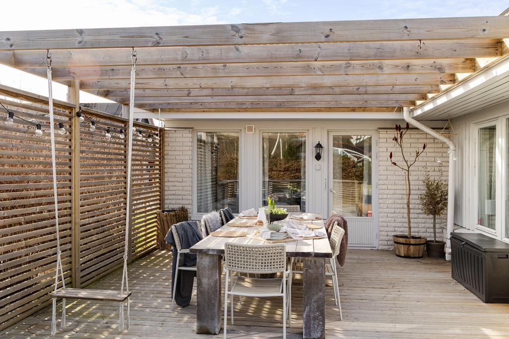 Pergolan och skärmstaketet skapar en ombonad och hemtrevlig miljö 