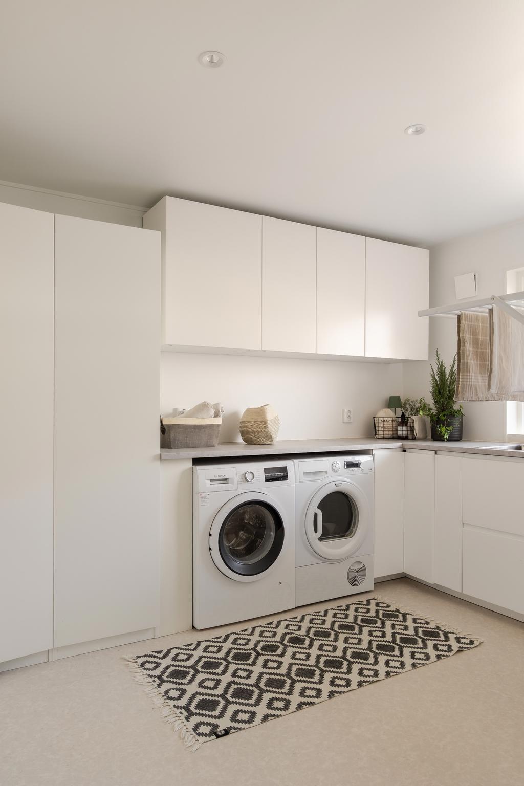 Tvättstugan/groventrén gjordes om under 2022 och har gott om förvaring och en tvättho 