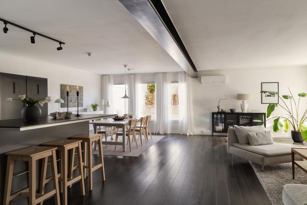 Längre in från entrén nås det stora vardagsrummet som ligger öppet mot köket 