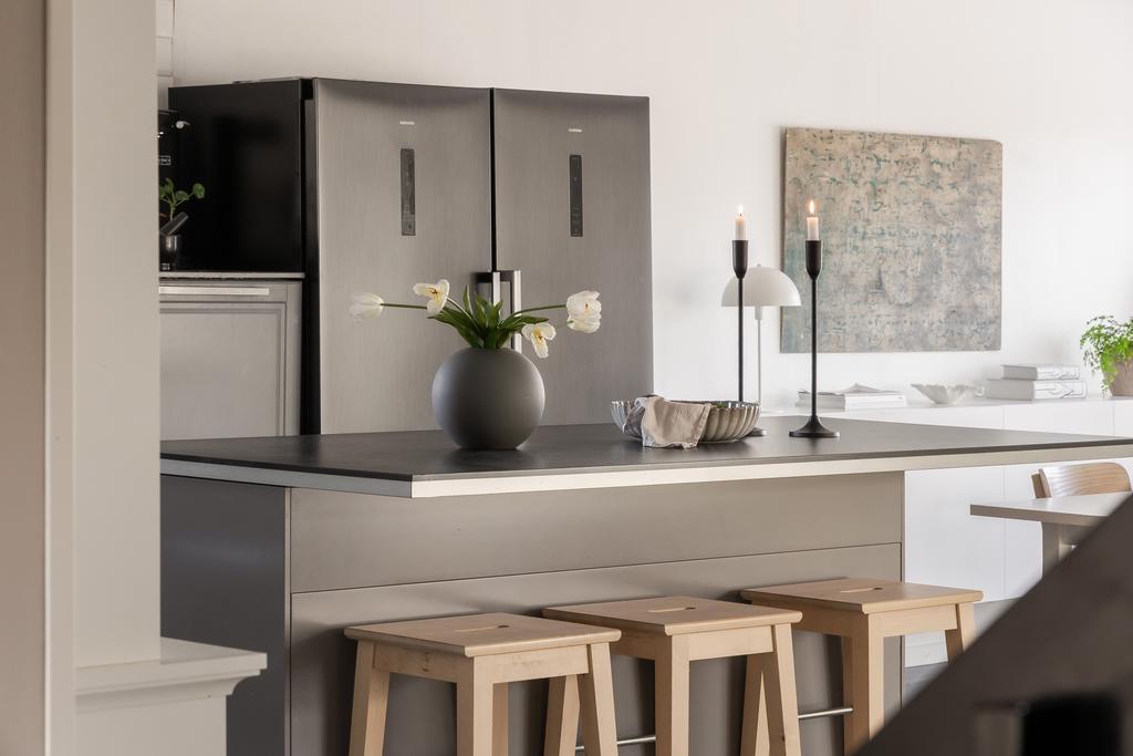 Intill köket finns idag en köksö med både förvaring och sittplatser för gästerna 