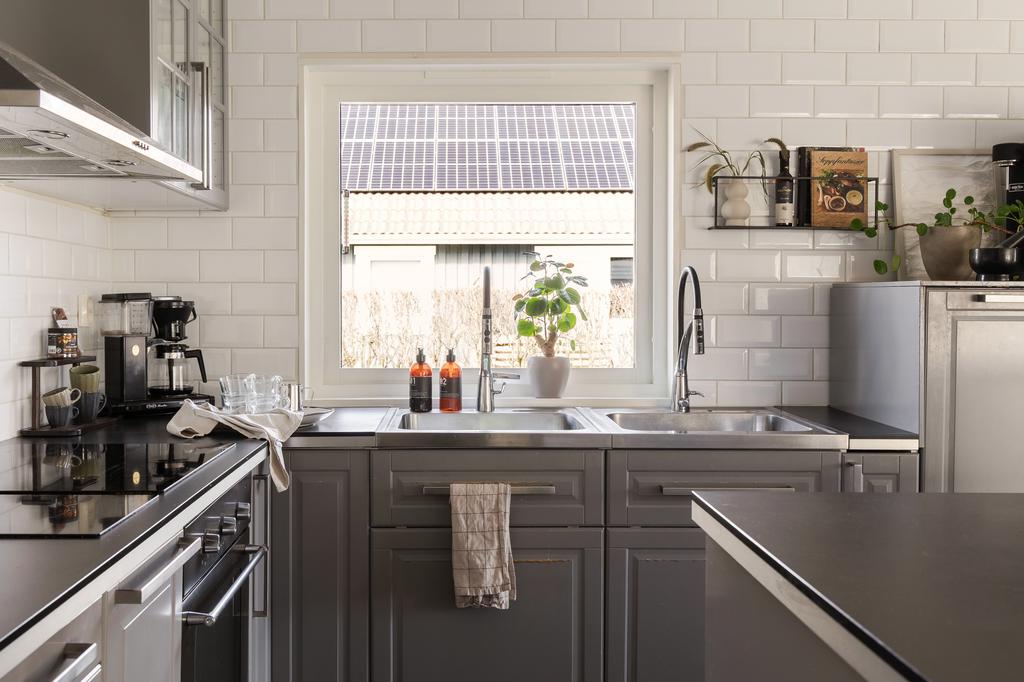 Här finns det två diskhoar som är trevligt placerade vid fönstret 