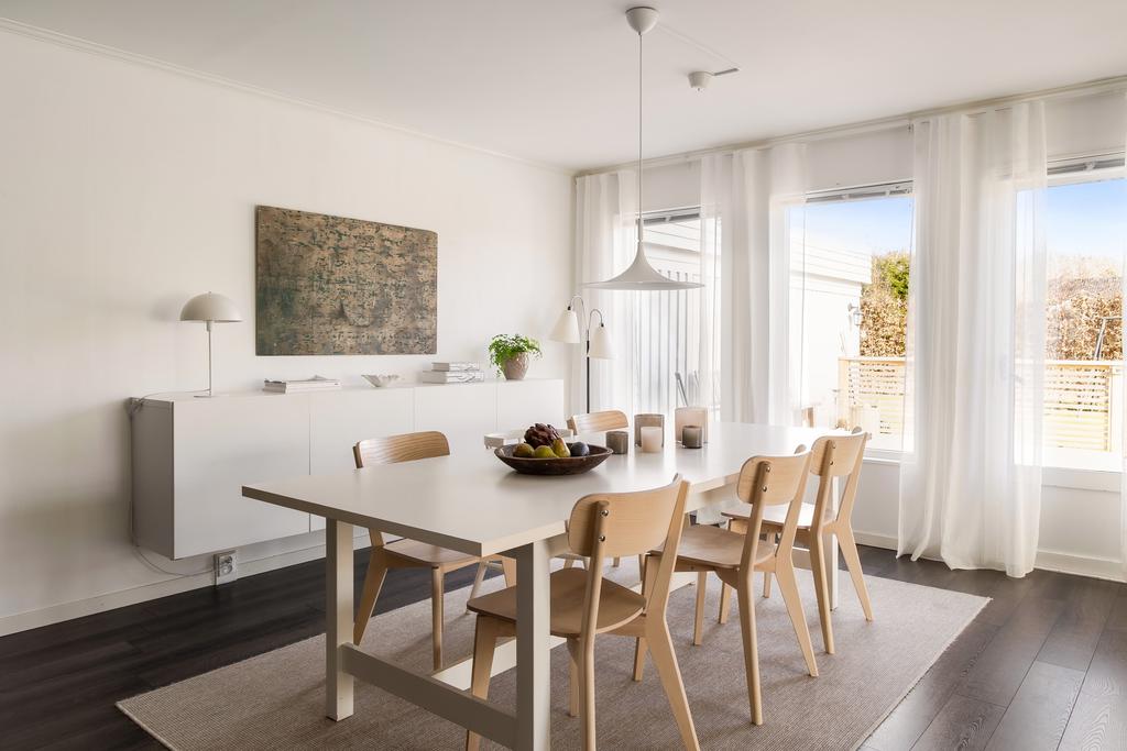 Intill köket finns utrymme för en matplats med ordentligt ljusinsläpp från altanen 