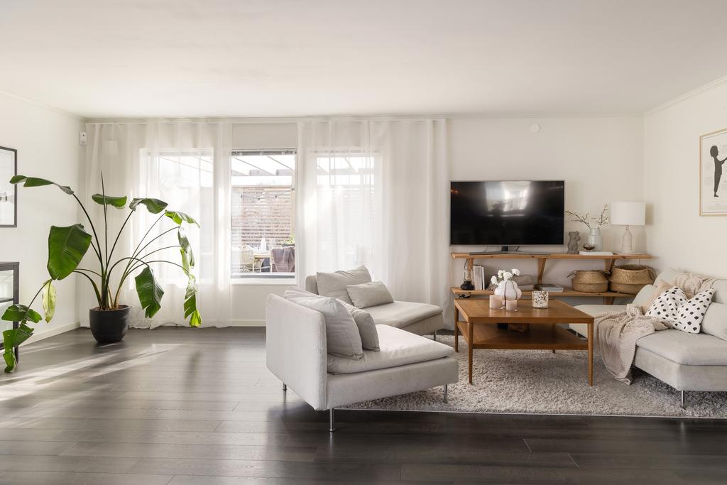 Vardagsrummet ligger öppet mot köket vilket passar perfekt för barnfamiljen eller när vänner och familj är på besök 