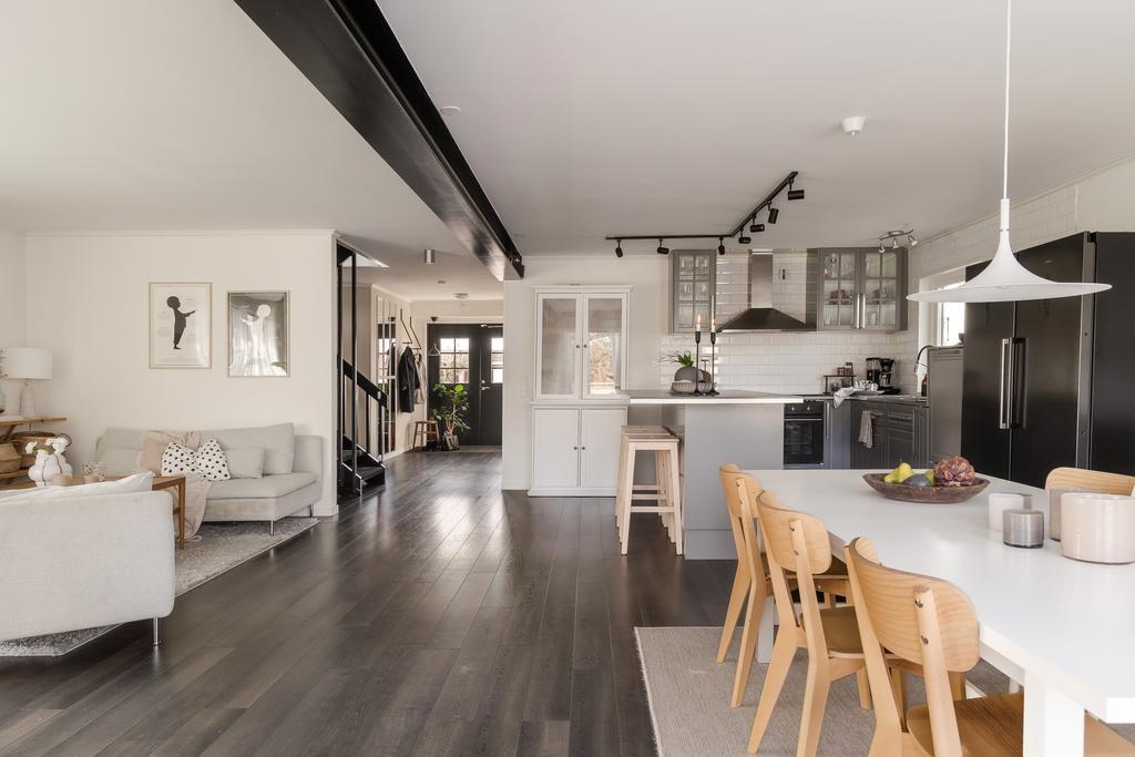 En överblick över kök, matplats och vardagsrum