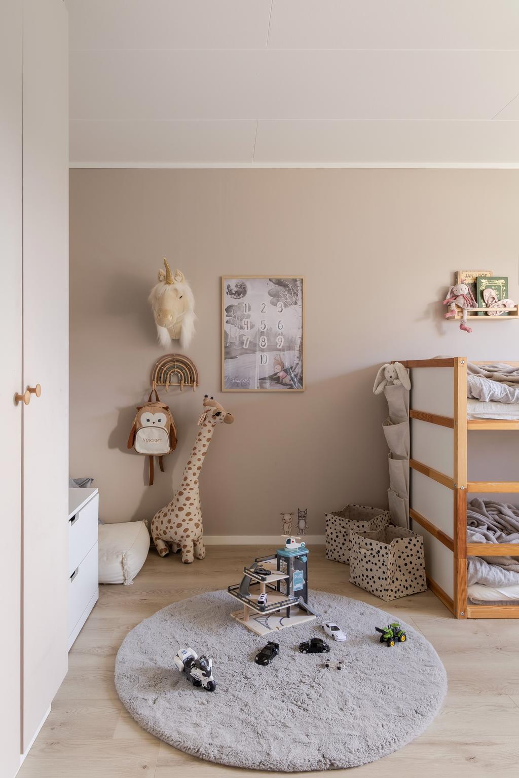 Det andra sovrummet är lättmöblerat och har vy mot Yttregårdsvägen 