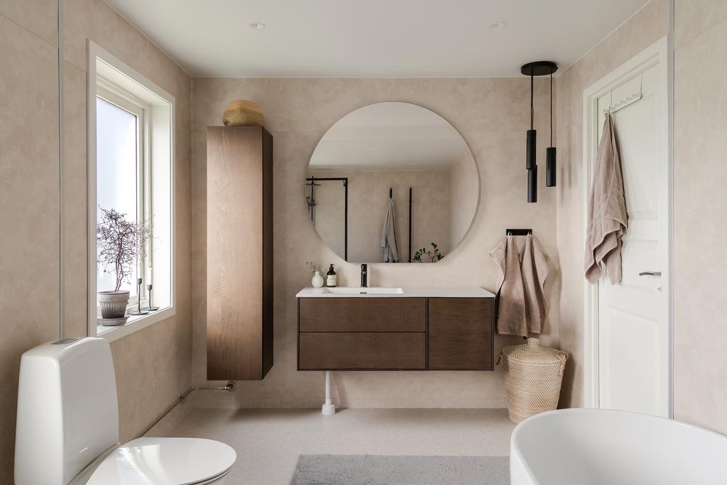 Badrummet på entréplan renoverades under 2022. Snyggt och komfortabelt med golvvärme 