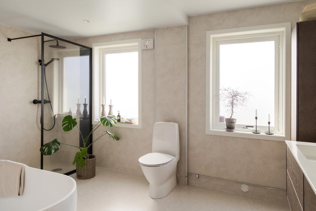 Här finns både duschhörna med glasvägg och ett badkar 