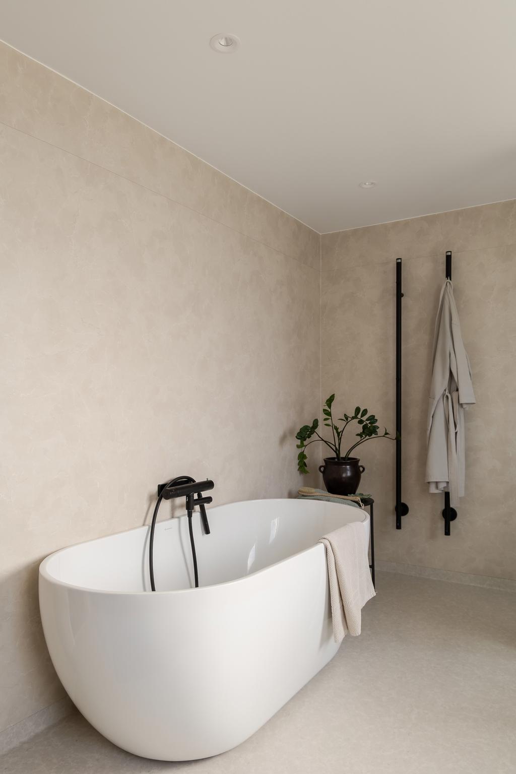 I badrummet finns också stilrena handukstorkar installerade 