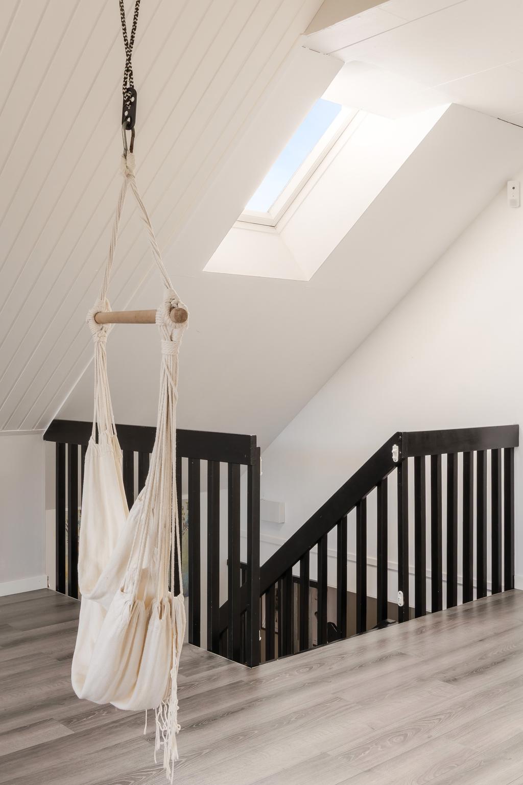 Välkomna upp till andra våning! I den gedigna trappan finns ett takfönster som skapar ett härligt ljus