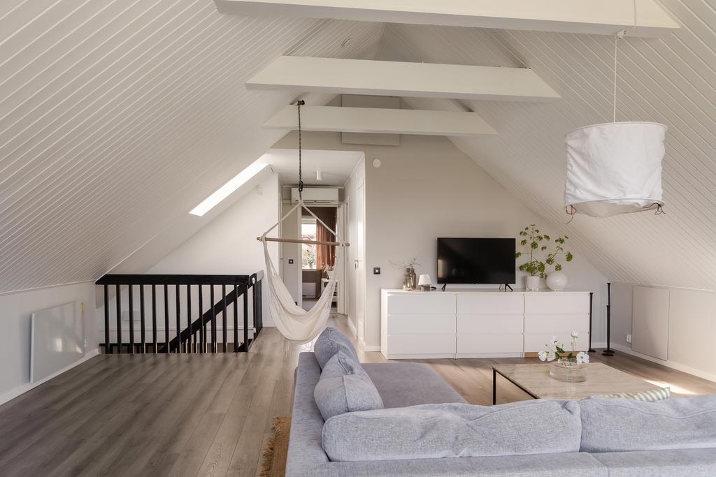 På ovanvåningen finns ett allrum och två sovrum. Allrummet är ljust, luftigt och har öppet i nock 