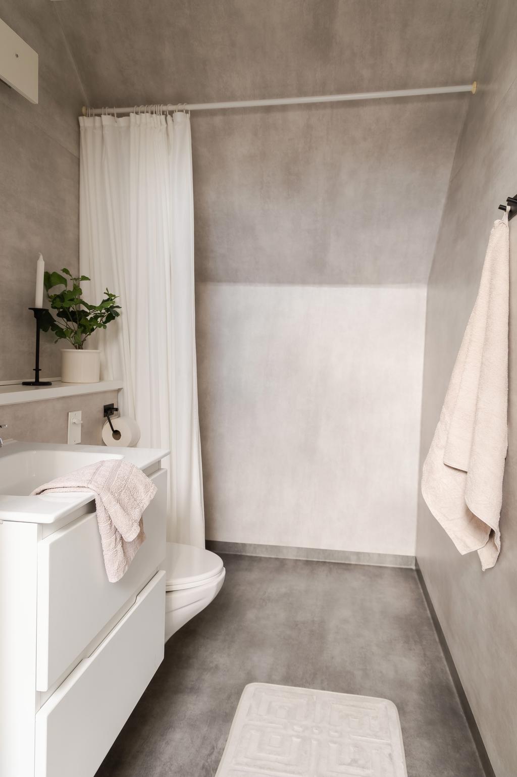 Ett badrum med duschhörna finns mellan sovrummen och allrummet 