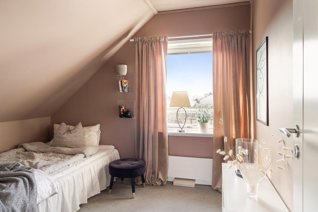 Ett av de två sovrummen på ovanvåningen 