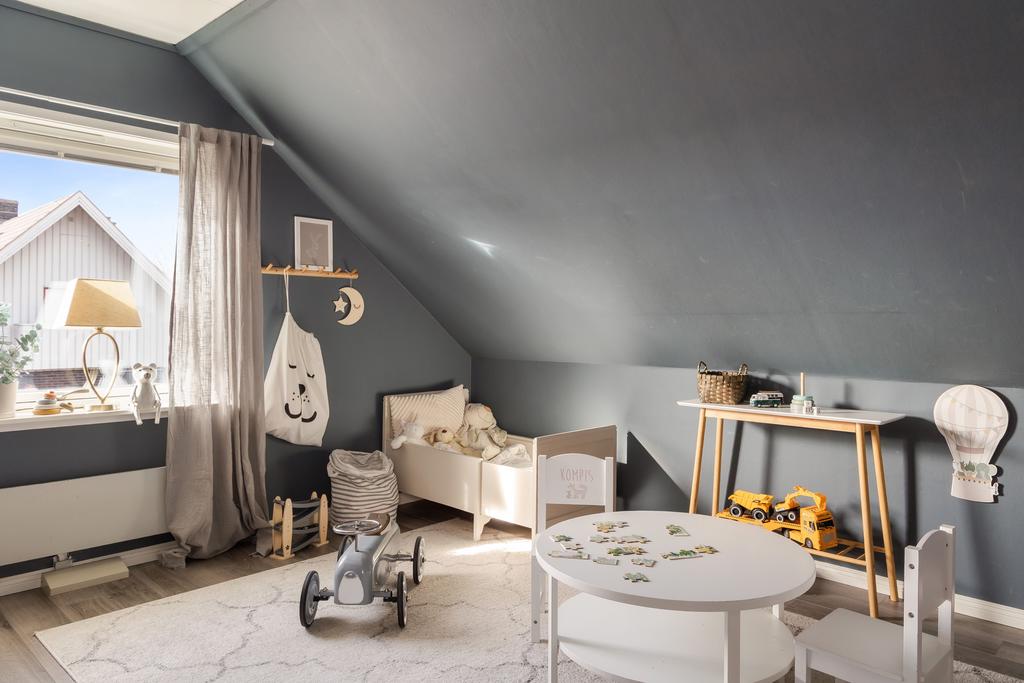 Båda sovrummen har fönster mot Yttregårdsvägen  