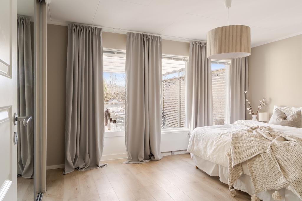 Till höger från entrén nås två sovrum. Detta är lite större och har utgång till altanen, här finns också  inbyggda skjutgarderober för förvaring 