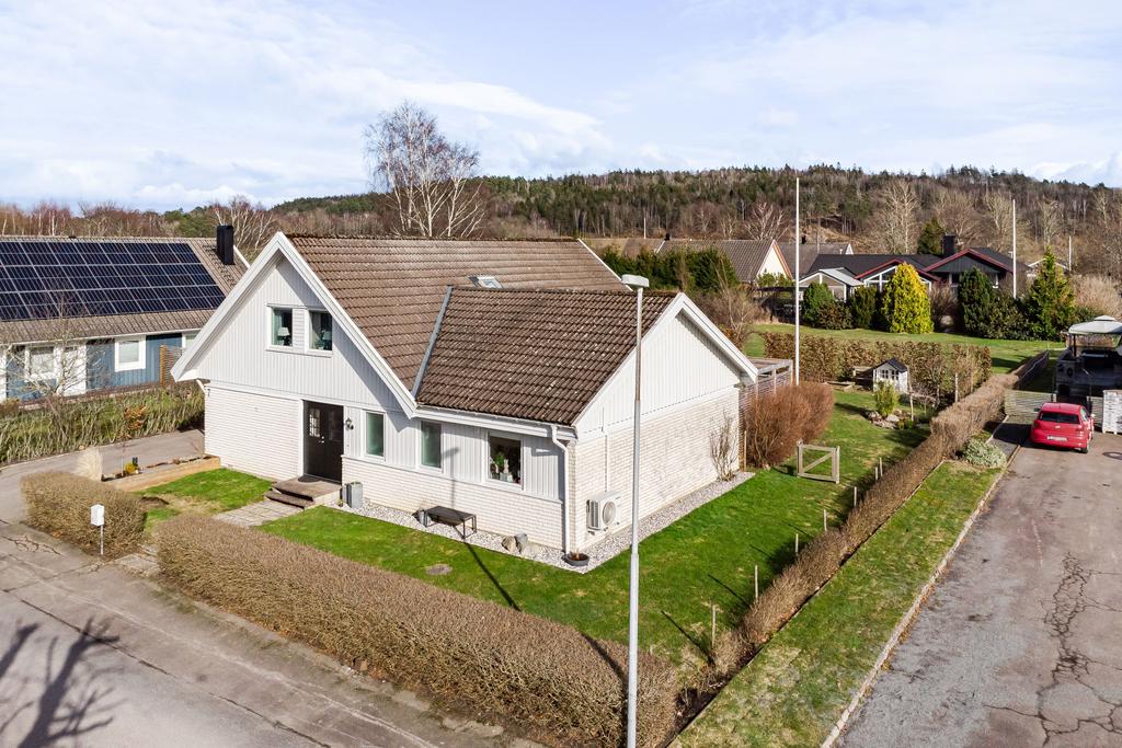 Fastigheten har ett fint läge där trädgårdssidan angränsar till ett grönområde 